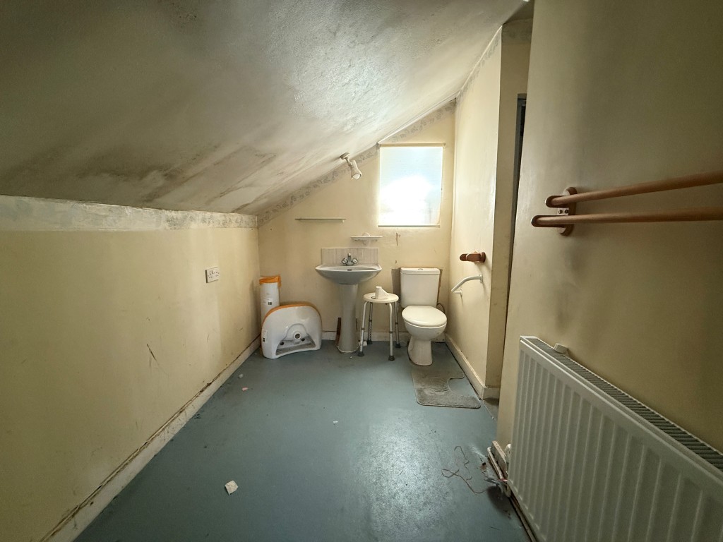 Lot: 38 - PLANNING FOR CONVERSION INTO FOUR-BEDROOM HOUSE WITH EN-SUITES - En-suite with shower